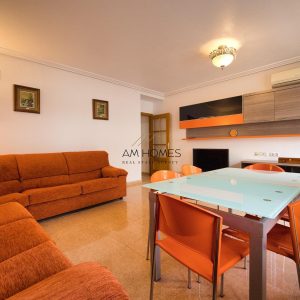 Amplia vivienda con terraza, garaje y 3 dormitorios en excelente estado