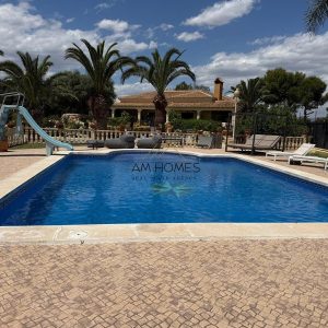 ESPECTACULAR CHALET INDEPENDIENTE CON 10.000 M² DE PARCELA, PISCINA Y CASA DE INVITADOS